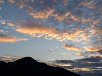 Orangegelbe Wolkenhaufen über dem Aschauer Kopf